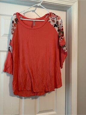 Studio Coral Raglan Floral-Sleeve Long Sleeve Top